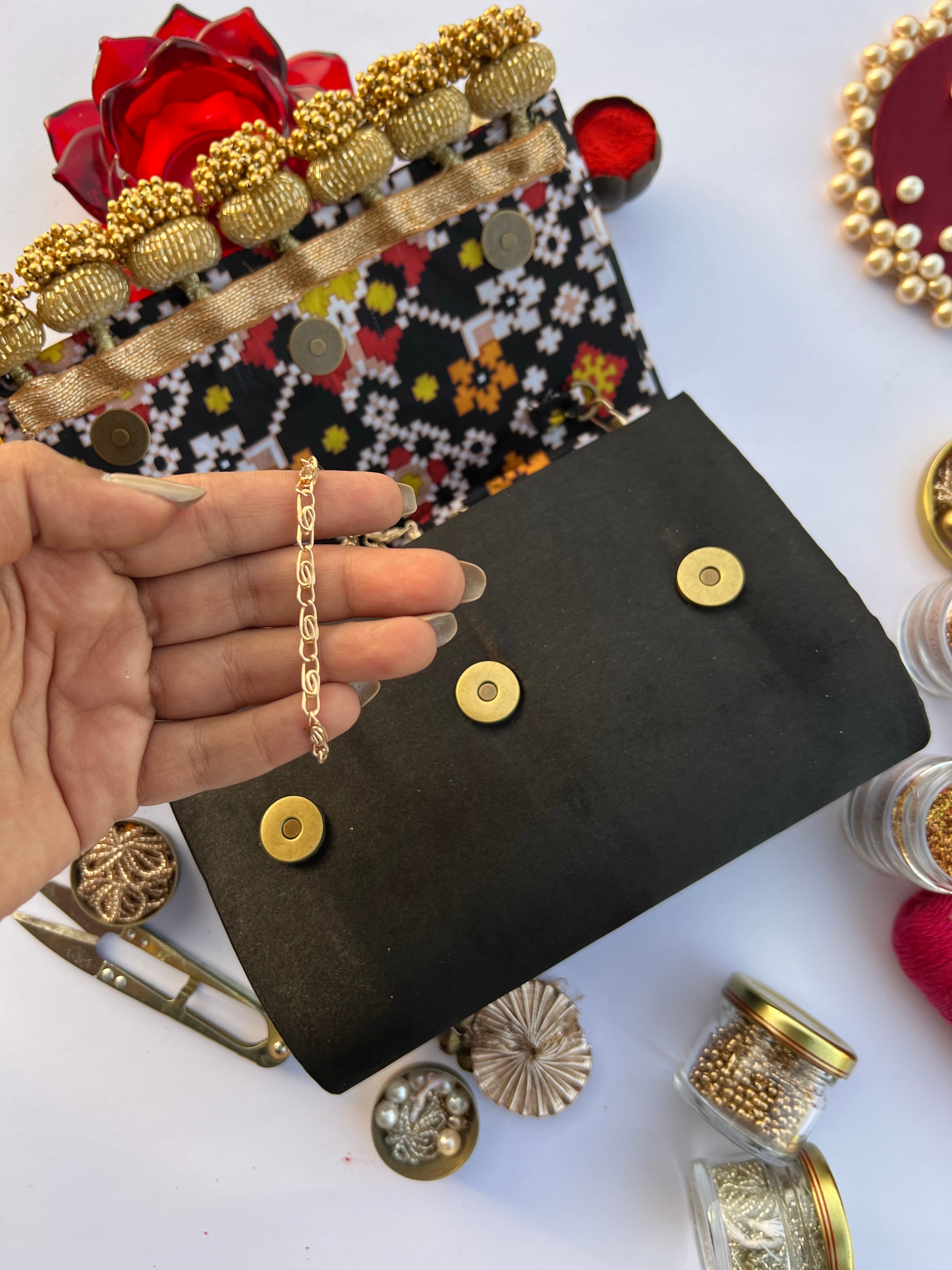 Anjan Clutch