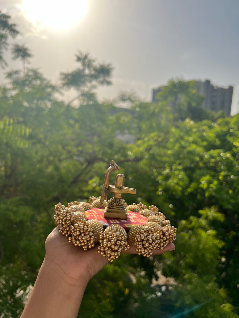 Spherical Mini Pallet: Flare Mor Bani Thangat Kare + Pastel Pistachio Inflorescence Divine Pichwai