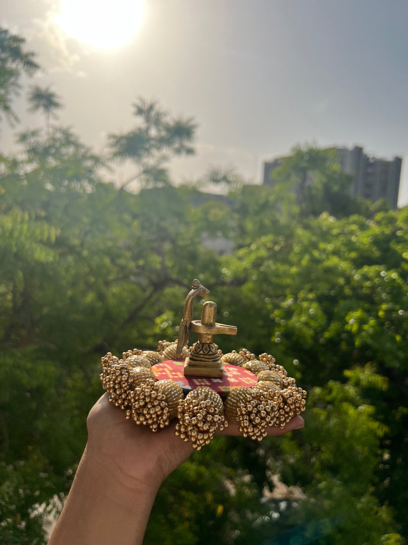 Spherical Mini Platter: Flare Mor Bani Thangat Kare + Pastel Pistachio Inflorescence Divine Pichwai